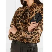 【YSL】MONOGRAM系列V字縫線魚子醬牛皮金屬LOGO暗釦零錢包/手拿包(金色金屬 黑色)