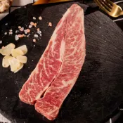 【饕針】1855特選無骨牛小排 145~180g 口感媲美現宰溫體牛肉 油花分布均勻，肉質扎實 是高檔西餐廳主廚所選用