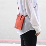 MARC JACOBS 金屬LOGO釦式斜背卡片手機包(橘)