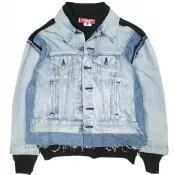 【DOKODEMO】二手JUNYA WATANABE MAN COMME des GARÇONS x Levi's 25SS 特別訂製款，採用日本製造的訂製棉質牛仔布，並配有棉滌混紡抓絨內襯。這款二手JUNYA WATANABE MAN牛仔夾克（WO-J206，S 碼）有靛藍/黑色可選