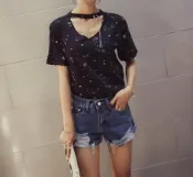 FINDSENSE服飾 FINDSENSE MD 韓國時尚 女 寬鬆 星星印花 特色V領吊鏈裝飾 短袖T恤 上衣 學生T V領T恤