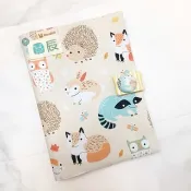 免費繡名字。毛茸茸動物。寶寶手冊布書衣