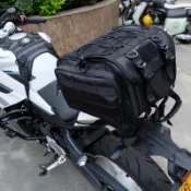 機車後箱 摩托車後箱 附後靠背 摩托車旅行箱 機車置物箱 重機後箱 摩托車後尾包後座包尾箱包防水可拓展長途摩旅機車包後馱