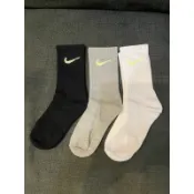 ［全新］Nike Just do it 夜光勾勾襪子 四季款 《三雙一組黑白灰》 中筒襪 運動襪 學生襪 22-24cm