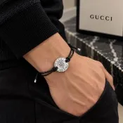 【GUCCI 古馳】台灣現貨-925純銀-家徽刻印圓牌可調式黑色皮革手環