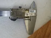 可開發票 三豐0-600mm數顯遊標卡尺，缺電池蓋，後面沒有螺絲，功能簡單測如圖，東西塑料有磕碰，所以便宜出，東西打包不