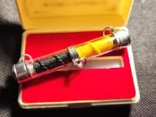 泰國佛牌~2565~龍婆帕~納萊天神符管~要錢有錢~要運有運~幫助配戴者生意興旺興隆(黑黃三掛鋼殼)