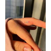 「繽紛愛戀」LOVE  紋身貼紙 微刺青 輕紋身  紋身貼  打卡 超美 性感 抖音同款 小紅書同款 文字 草寫 彩虹