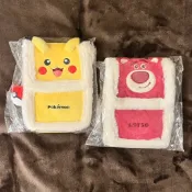 [破盤激安價] 迪士尼 正版雷標 側背小包 手機包 草莓熊 奇奇 蒂蒂 皮卡丘 毛絨手機包 斜背包