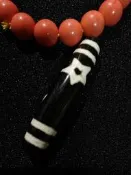 藏傳回流藏地純手工制作稀有圖騰日月星辰天珠，有年份已經包漿，高油珠，手感細膩順滑油潤，看好再拍不退不換不議，壹