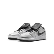 【NIKE 耐吉】運動鞋 籃球鞋 中大童鞋 AIR JORDAN 1 LOW SE BG AJ1 抓地力 足球風格 銀 (IR2310100)