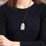 (店+)【EMMA SUE】項鍊 吊飾 禮物  項鍊 天然  財神 發財 吊墜   玉佩 玉佩掛繩 緬甸玉 本命年 開運項鍊 配飾