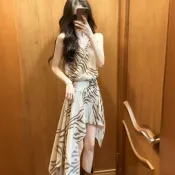 【高級感】斑馬紋 V領 吊帶連身裙 不規則裙擺 洋裝 連衣裙 假日浪漫風 2026新款 裙子