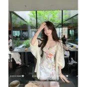 【𝐊𝐈𝐊𝐈𝐅𝐀𝐌𝐄】🌼𝓕𝓸𝓻𝓮𝓼𝓽～繁花初夢🤍溫柔浪漫V領蕾絲拼接碎花洋裝 杏色開衫 兩件套 連身裙 A字洋裝 渡假洋裝