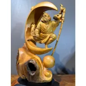 【通天寶】 正宗台灣檜木 老料帶皮【黃檜飛天達摩】【落款 徐小豐】檸檬香 附證書 開運招財擺件 X59