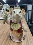  石灣窯純手工招財鼠，每壹只督事匠人親手捏制、上釉，獨壹無二！紅亮釉色超喜慶，老鼠舉如意得造型憨態可掬，寓意招財進寶