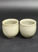 古瓷堂日本回流瓷器 日本中古回流絕美龍泉青瓷主人杯對杯 攔腰底高腰底獨特設計 厚重瓷胎瑩潤質感 品相完美無磕碰 茶杯酒杯兩用