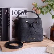【Michael Kors】SURI MINI 滿版MK印花拼接手提斜背水桶包(黑灰)