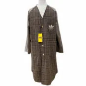 【DOKODEMO】全新未使用商品 ▼ GUCCI adidas 710398 格紋logo金色羈扣顏色外套 卡其色 48碼 義大利製造 正品 男士服飾衣架