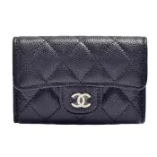 【CHANEL 香奈兒】經典金色雙C LOGO菱格粒紋牛皮暗扣鑰匙包(四孔-黑色)