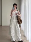 【連身洋裝】白色提花鏤空吊帶洋裝 夏季設計感度假風氣質開叉長裙 女裝穿搭 白色疊穿內搭 海邊渡假長洋裝 顯瘦修身