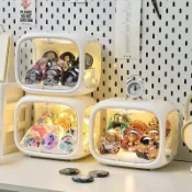 【台灣出貨】壓克力展示盒 透明展示盒 單門帶LED燈展示盒桌面吧唧展示架小馬寶莉徽章穀子展示盒帶燈居家艾莉防塵收納盒