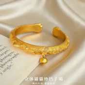 【富貴人生】2026新款沙金浮雕貓爪手鐲鍍真金保色立體貓咪鈴鐺手環女仿真黃金開口手鐲 [招財 納福 平安 健康]