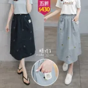 ★五折價$430★糖罐子【SS2301】裝飾釦縮腰英字布標口袋花束印圖後開衩長裙→現貨