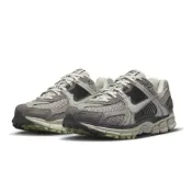 (店+)【NIKE 耐吉】NIKE 慢跑鞋 ZOOM VOMERO 5 灰黑綠 復古 女 FB8825-001