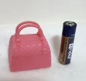 【★小鎮村☆】迷你粉紅小提包 芭比 娃娃 配件
