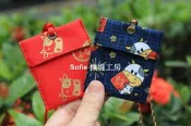 Sofie 機縫工房【小牛獻春聯 金牛招財進寶】項鍊平安符袋 香火袋 宮廟進香結緣品 手作五色線符咒袋 宮廟紀念品 手工