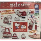 ～小小牛瑪奇朵～Hello kitty 三麗鷗 凱蒂貓50週年懷舊系列小物吊飾扭蛋～手提包