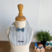 【客製刺繡】時尚氣質小紳士 經典藍色條紋 領結 口水巾