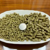【咩星球】1公斤裝 苜蓿草粒 大顆粒/小顆粒 山羊草食動物飼料