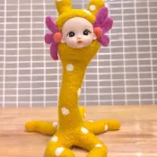 這款可愛的 Polka Dots 小長頸鹿玩偶，以細膩的手工技巧製作。