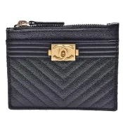 【CHANEL 香奈兒】經典BOY系列小香造型仿舊金釦V字紋牛皮拉鍊多卡夾零錢包(黑AP2465C-BLK-GPNV)