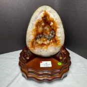 黃水晶恐龍蛋綠標25號 1.978kg✨大角焦糖黃🌸有戴彩虹閃片🥚超寬洞深🤩共生微黃方解石✨共生黑碧璽哦🫶🏻 A1301