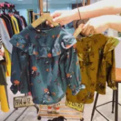 銀聯網日用品生活館 年秋季女童多層荷葉邊飛飛袖寶寶風復古碎花木耳邊立領襯衫1入