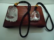 天地 藝品 天然 白 水晶 晶雕 ( 知足 常樂 )，( 唯吾 知足 ) 如意 晶雕 大小 掛件 總重 34 公克 A9