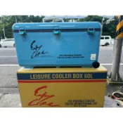 龍興釣具行🐲保冷冰箱 TH-625 休閒冰桶 海豚 60公升，有背帶，單邊車輪 方便移動，外徑76/36/39公分