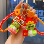 【新款】卡通新年禮物吊飾 蛇年春節招財鑰匙圈 過年女生可愛鑰匙扣 娃娃機鑰匙扣批發 創意背包掛飾 立體軟膠情侶吊飾