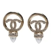 【CHANEL 香奈兒】經典雙C LOGO水鑽鑲飾圓形簍空穿式耳環(金AB7630-OR)
