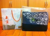 故宮 /SiPALS /青花番蓮紋配件組 (購物袋+化妝包+鑰匙環)/全新/附精美紙提袋/送禮自用皆宜