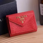 【PRADA 普拉達】經典浮雕LOGO水波紋三折Mini短夾(紅)