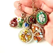 Pinkoi 代購 - 【水果總匯】串珠刺繡 繽紛垂墜包包吊飾 可自由組裝 檸檬 橘子 奇異果 莓果