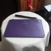 Kate Spade New York 紫色防刮手拿包，尺寸約20×12公分，狀況還不錯