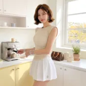正韓【預購】女生約會素面收腰銀扣點綴圓領無袖背心上衣 乳白 空藍 米 黑【08.21】東大門-M18045