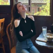 薇衣 台灣出貨 露肩上衣女 氛圍感上衣 盤扣特色上衣 韓系黑色盤扣露肩t恤女秋季氛圍感穿搭高級感氣質修身打底衫上衣
