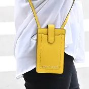 MARC JACOBS 金屬LOGO釦式斜背卡片手機包(黃)