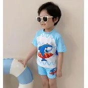 【時尚Baby】兒童泳裝男童泳衣泳褲泳帽三件組淺藍白色鯊魚泳裝(男童泳裝三件式含泳衣泳褲和泳帽)